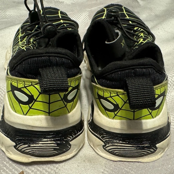 Boys 12.5 Spider sneaker’s. Stylish comfy durable. Great for every active kid! - Picture 6 of 13